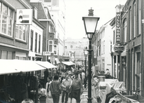 861939 Gezicht over de Willemstraat in Wijk C te Utrecht, tijdens een rommelmarkt, met op de achtergrond het Vredenburg.